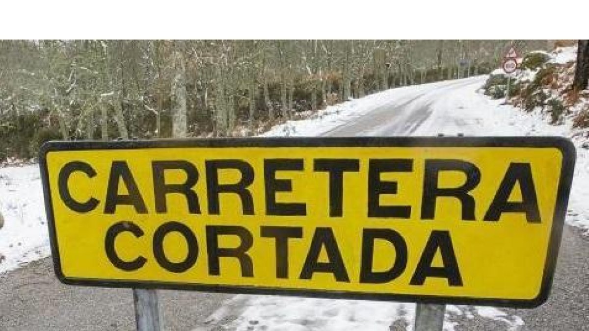 Cortado el tráfico en catorce carreteras de la red secundaria que se han visto inundadas en las provincias de León, Palencia, Salamanca y Valladolid.-E.M.