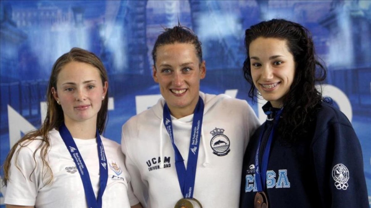Mireia Belmonte (centro), en el podio de los 200 estilos, escoltada por África Zamorano (a su izquierda) y Kaminskaya.-SALVADOR SAS / EFE