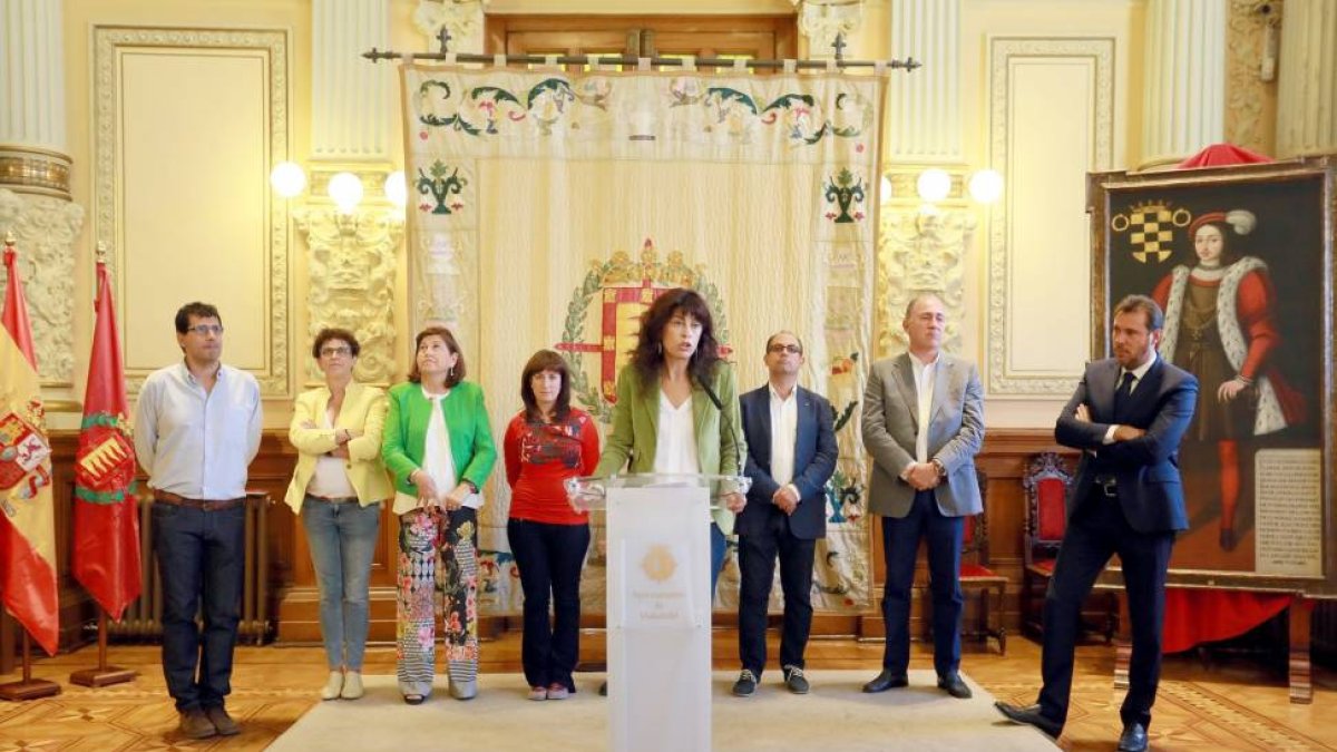 El alcalde de Valladolid Óscar Puente junto a el equipo de Gobierno.-ICAL