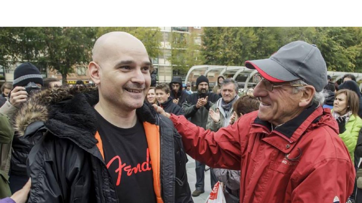 Óscar Álvarez, miembro de la Asamblea Contra la Especulación, después de ser puesto en libertad con cargos por agresión a un agente policial-Santi Otero