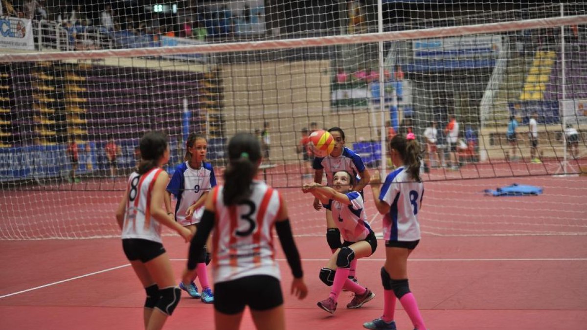 Jugadoras del UVa-SanJo, de rojiblanco, en un partido.-EL MUNDO