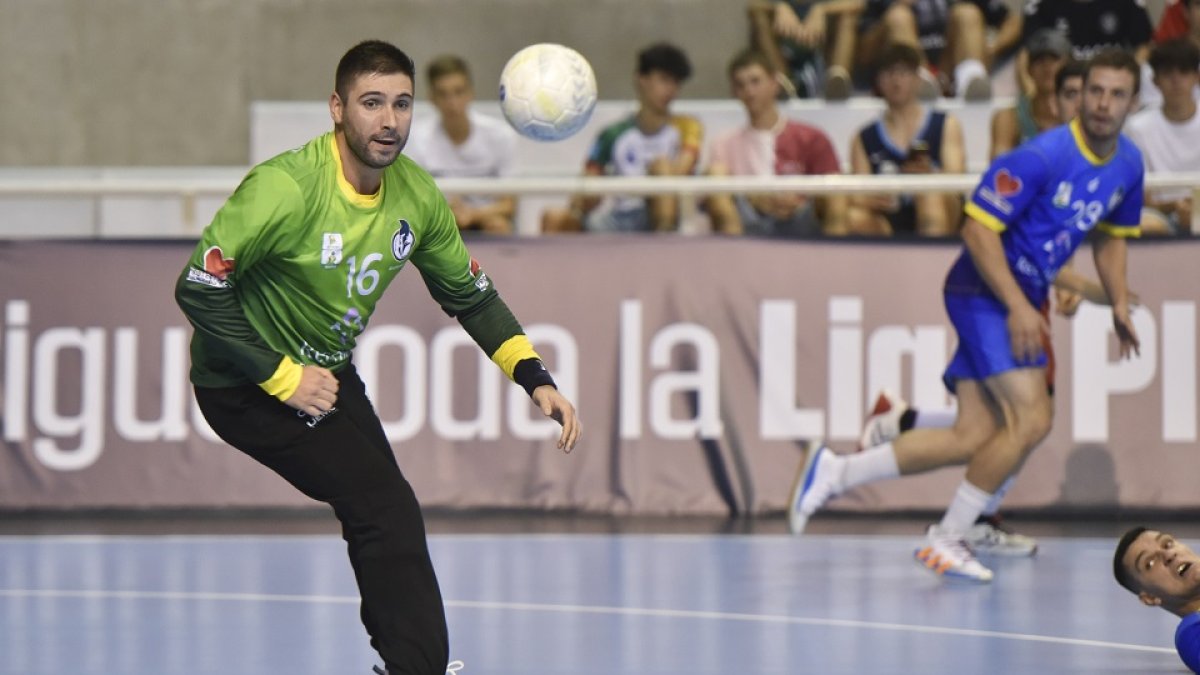César Pérez, protagoista en Torrelavega al jugar su partido número 200 en la Liga Asobal. / EL MUNDO