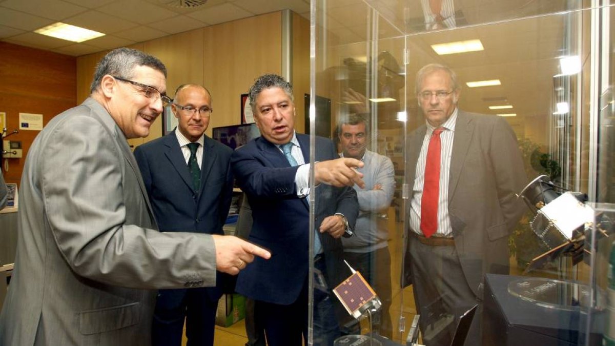 El secretario de Estado de la Seguridad Social, Tomás Burgos (C), visita la empresa Elecnor Deimos acompañado del delegado de Gobierno, Ramiro Ruiz Medrano y el subdelegado, Antonio Bermejo-Ical