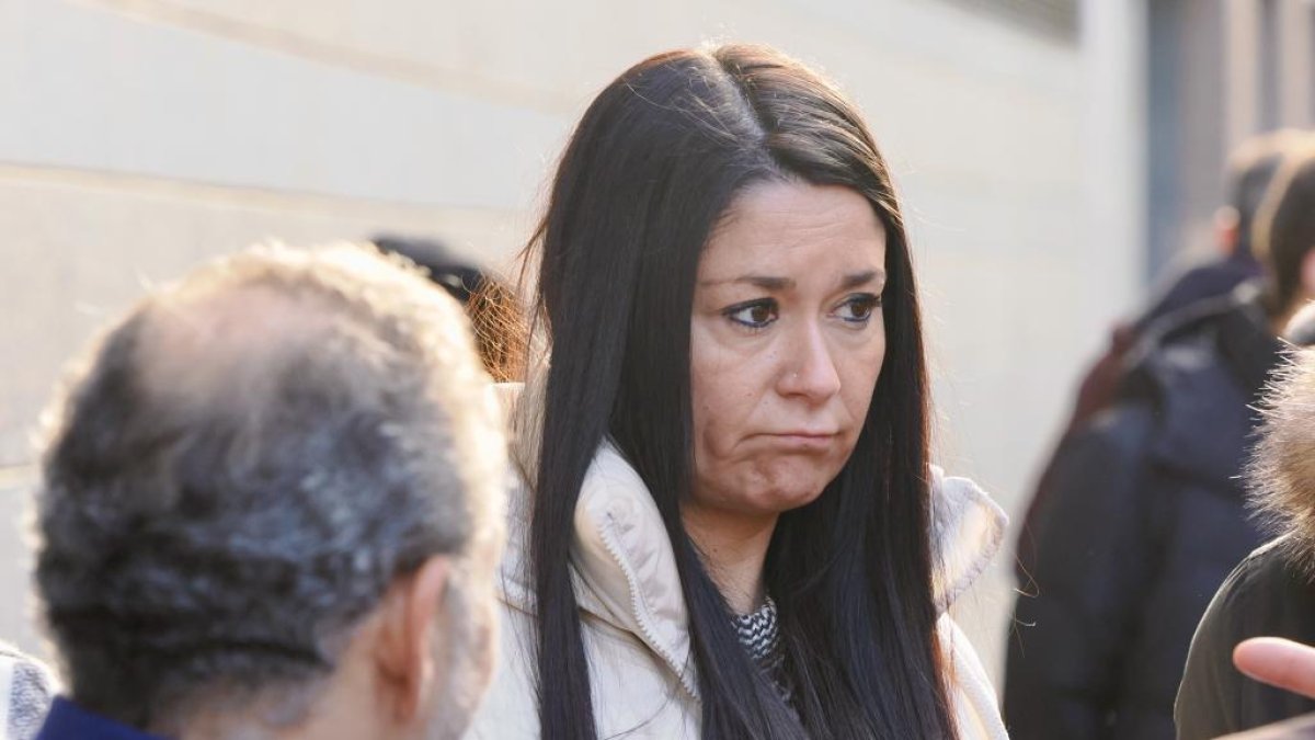 Inés, la hermana de Esther López, a la puerta de los juzgados.