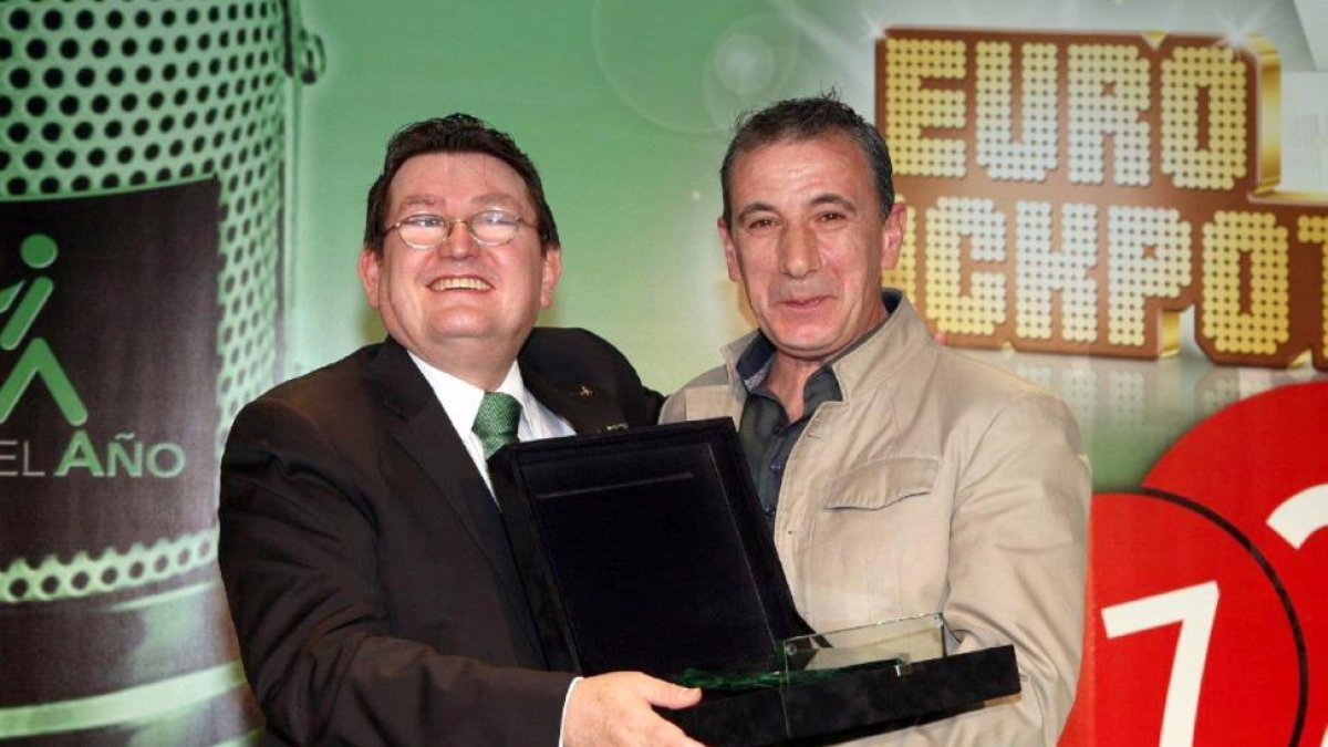 José Antonio Manzano Díaz elegido mejor vendedor de la ONCE 2015 en Castilla y León. En la imagen el director general, Ángel Sánchez(I), le hace entrega del galardón-ICAL