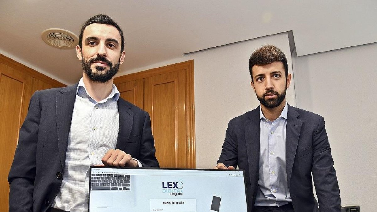 Arturo Maeso y Ricardo Peña, dos jóvenes burgaleses, muestran la aplicación que han desarrollado.-ICAL