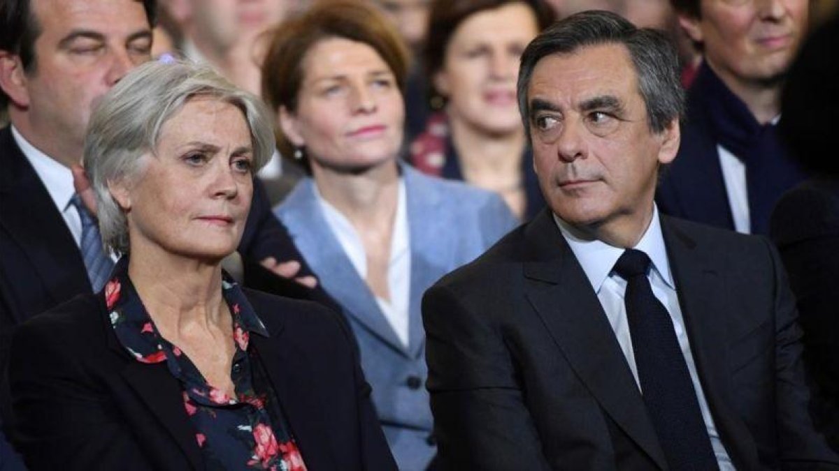 Penelope y François Fillon, el pasado 29 de enero, en un mitin en París.-AFP / ERIC FEFERBERG
