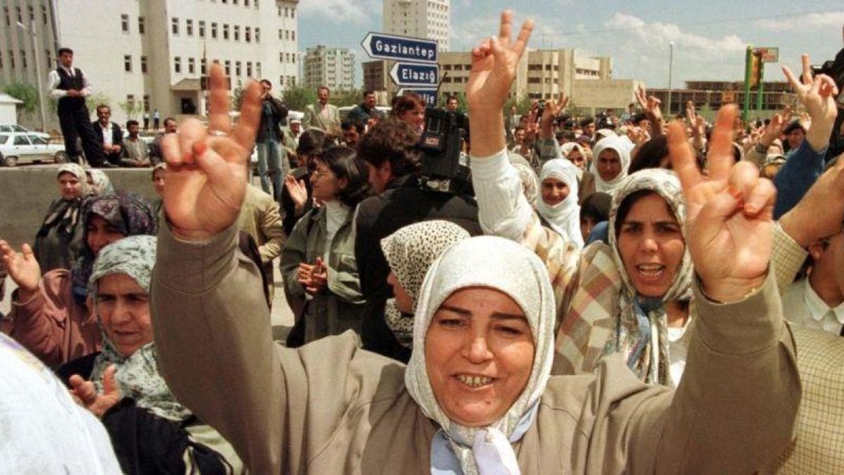 Manifestación en la ciudad kurda de Diyarbakir.-AP / BURHAN OZBILICI