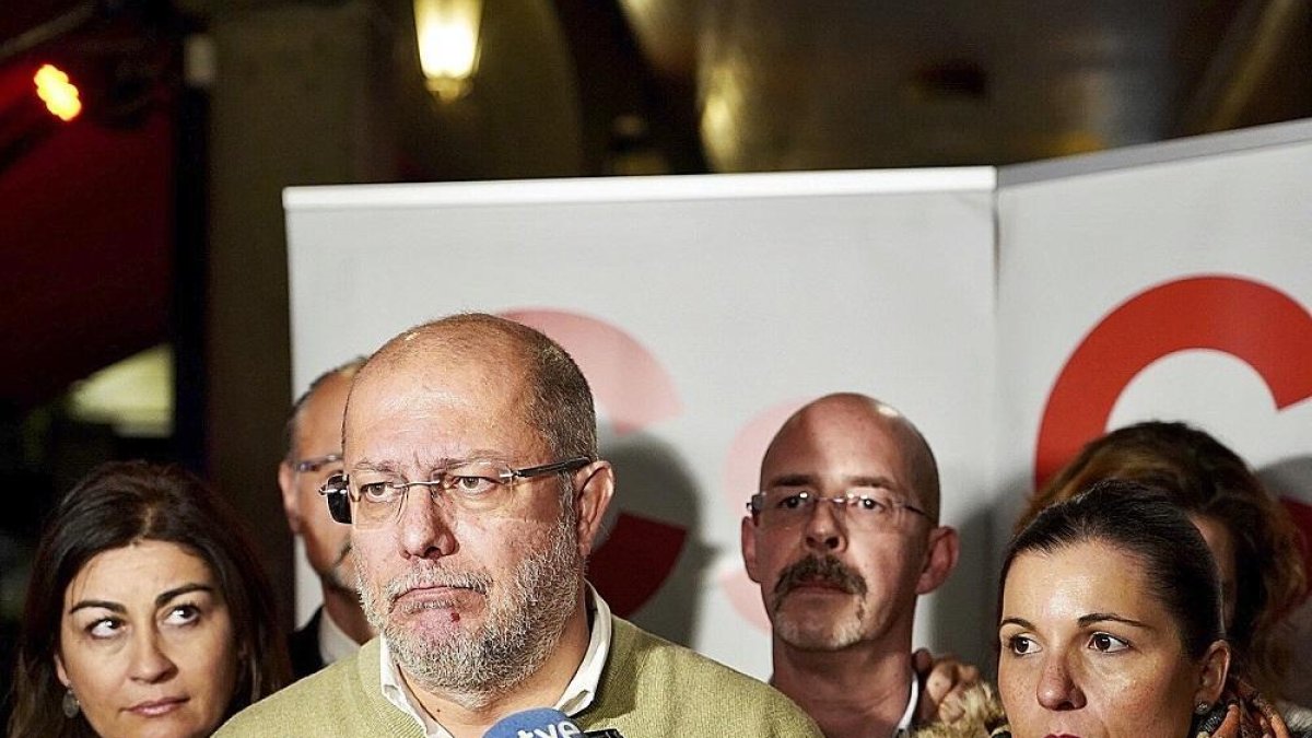 Francisco Igea tras conocer la debacle de Ciudadanos en las generales, con Soraya Mayo detrás.-ICAL
