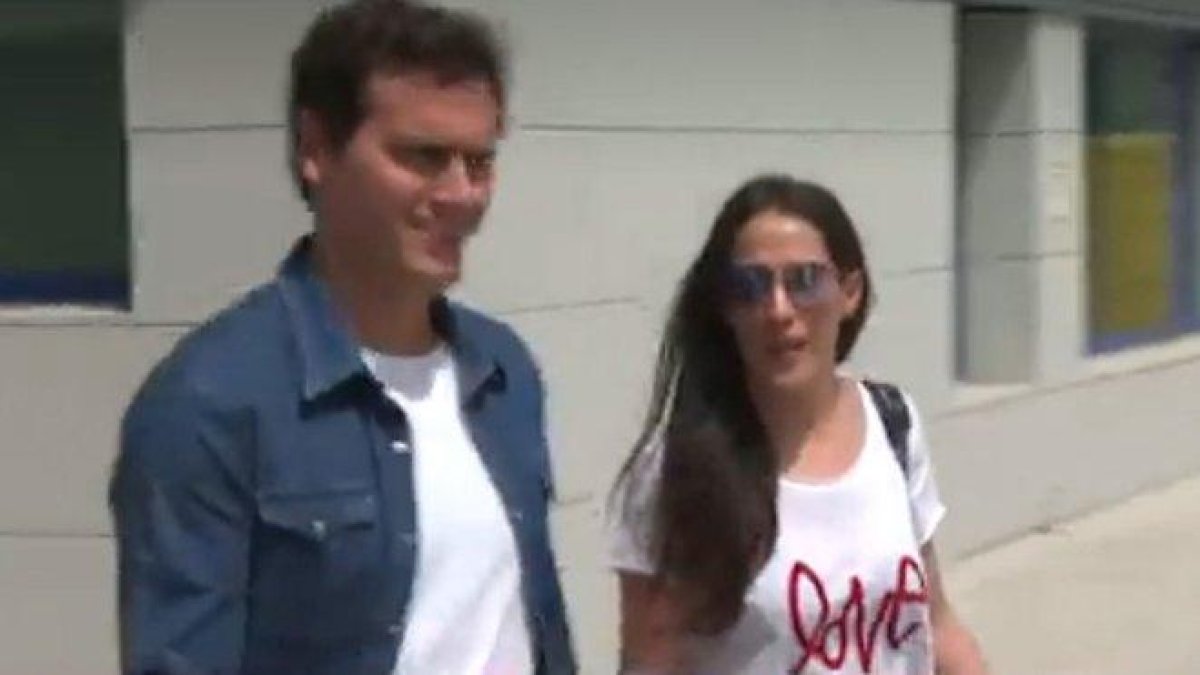 Albert Rivera sale del hospital acompañado de Malú.-ATRESMEDIA