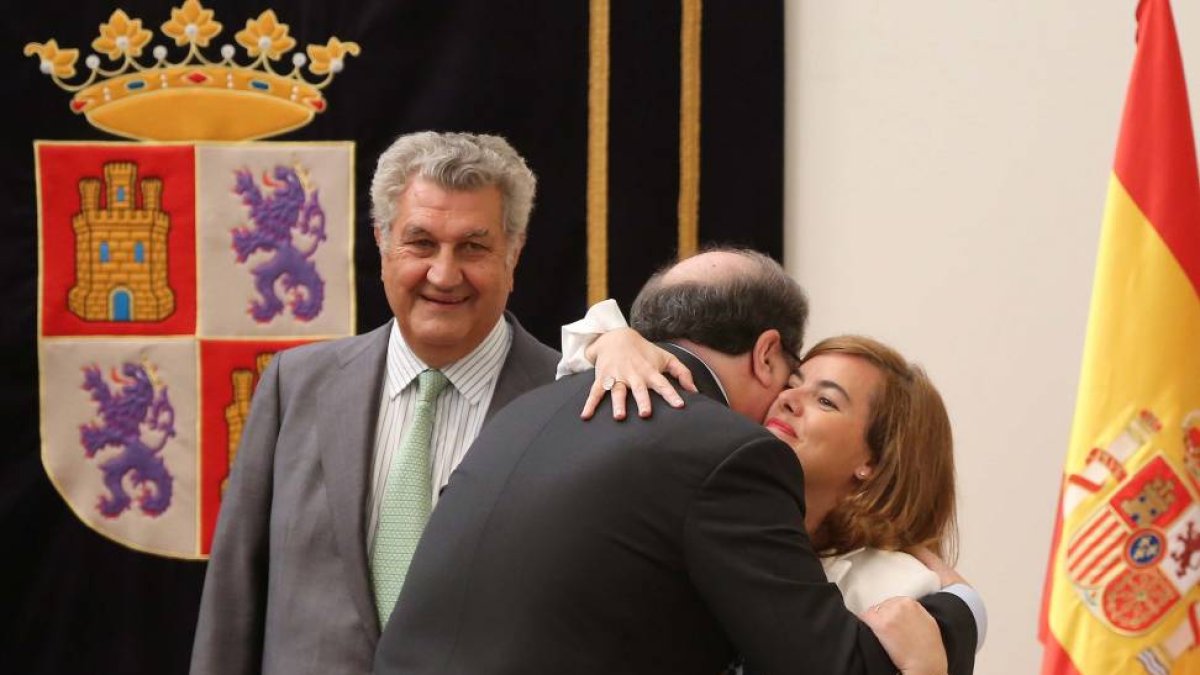Acto de toma de posesión de Juan Vicente Herrera como presidente de la Junta de Castilla y León. En la imagen, la vicepresidenta del Gobierno, Soraya Sáez de Santamaría, felicita a Herrera, en presencia del presidente del Senado, Jesús Posada-Ical