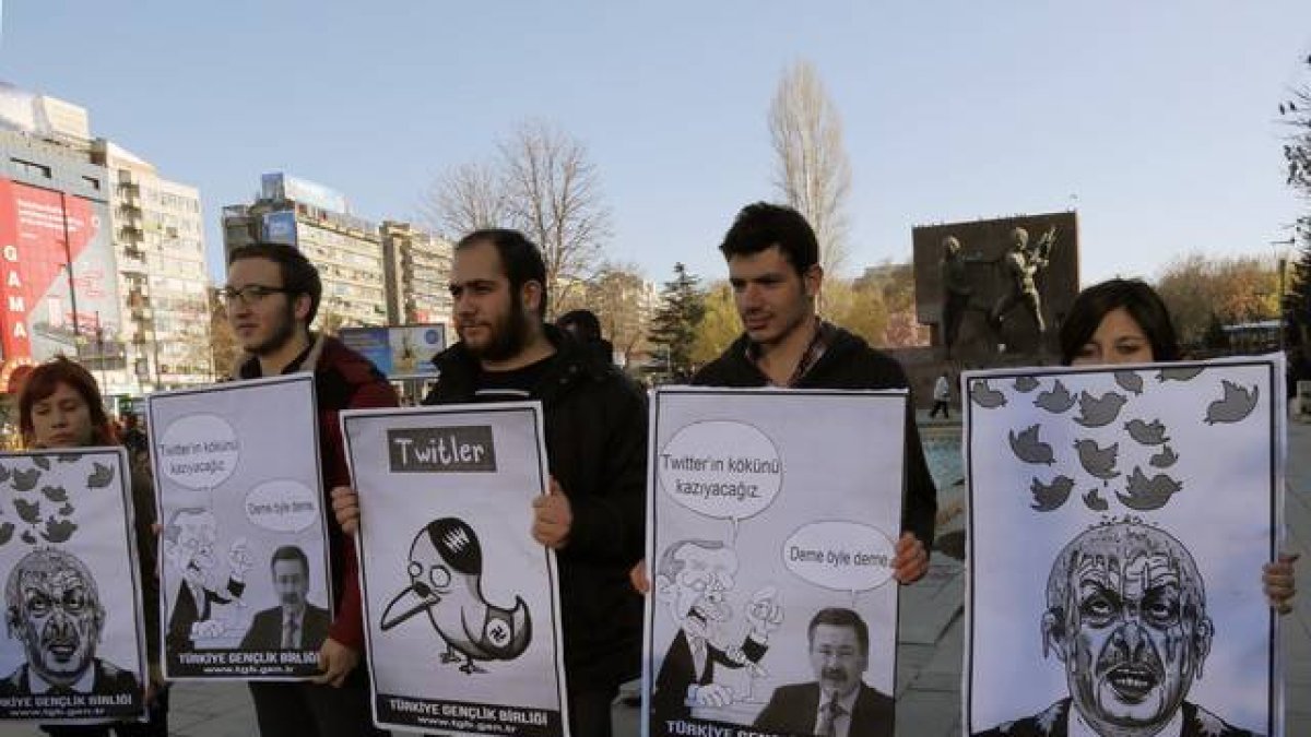 Miembros de la Unión de Jóvenes Turcos con caricaturas críticas con el primer ministro, Recep Tayyip Erdogan.-Foto: AP / BURHAN OZBILICI