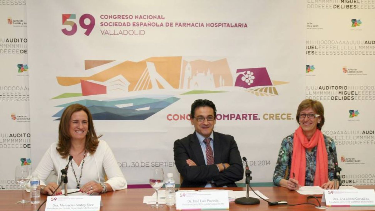 El presidente de la Sociedad Española de Farmacia Hospitalaria, José Luis Poveda, informa sobre el 59 Congreso nacional de la organización. Junto a él, Mercedes Godoy (I), presidenta del Comité Organizador; y Ana López, presidenta del Comité Científico-Ical
