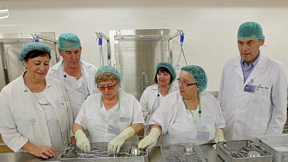 Personal de la Unidad de Esterilización del Clínico en la primera sala, la de sucio-lavado, por donde entra el material-J.M. Lostau