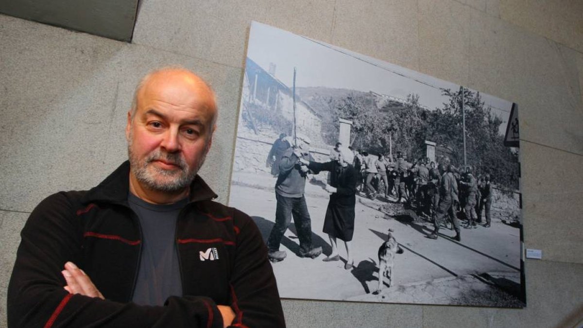 El fotoperiodista Mauricio Peña, durante la presentación de su exposición 'León entre dos siglos', en Ponferrada-Ical