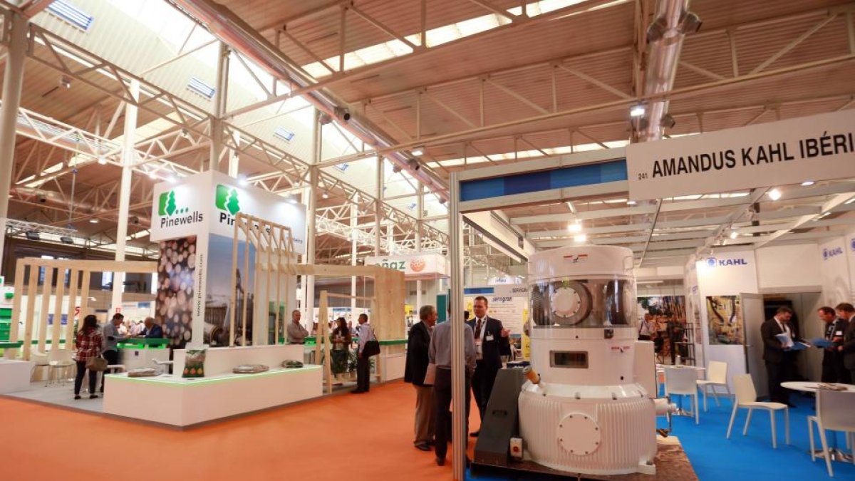 Varios de los stands durante una edición anterior.-ICAL