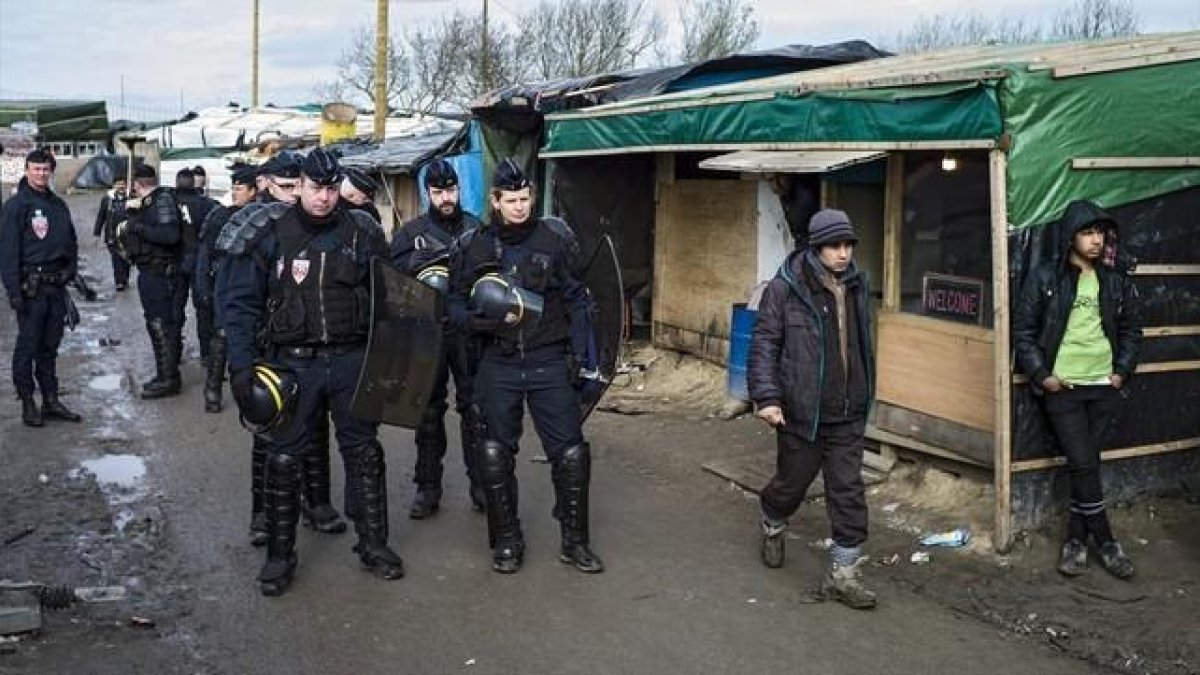 Agentes de seguridad patrullan el campamento conocido como 'La jungla' en Calais que fue desmantelado.-EFE / YOAN VALAT