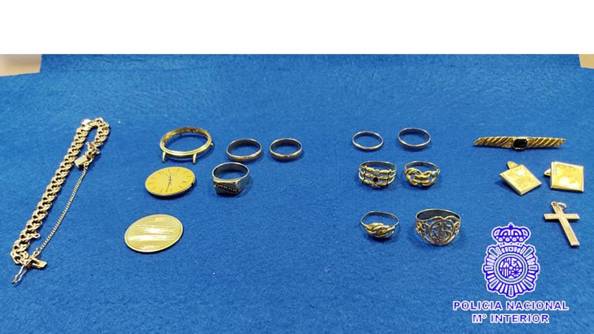 Material incautado por la Policía a la mujer detenida por robar en la residencia donde trabajaba.- E.M.