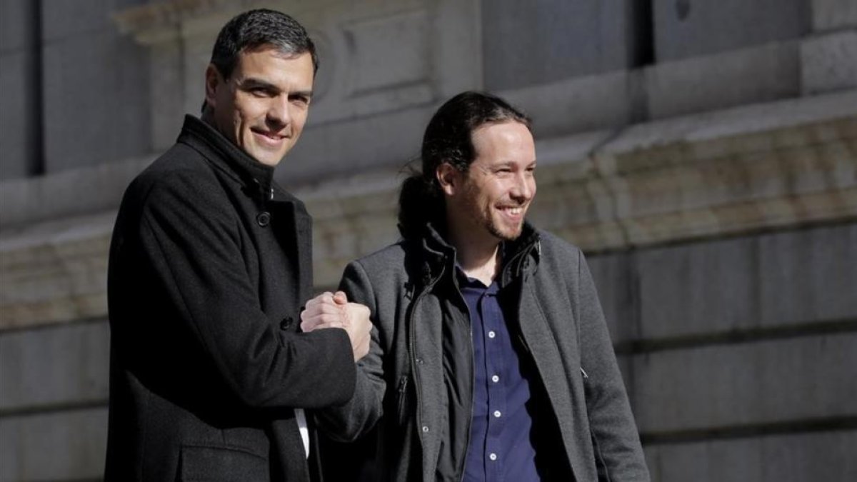 Pablo Iglesias y Pedro Sánchez se saludan a su llegada a la reunión que mantuvieron el pasado 30 de marzo.-JOSÉ LUIS ROCA