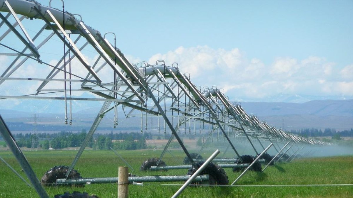 Sistema de riego por aspersión en una explotación agrícola.-ECB