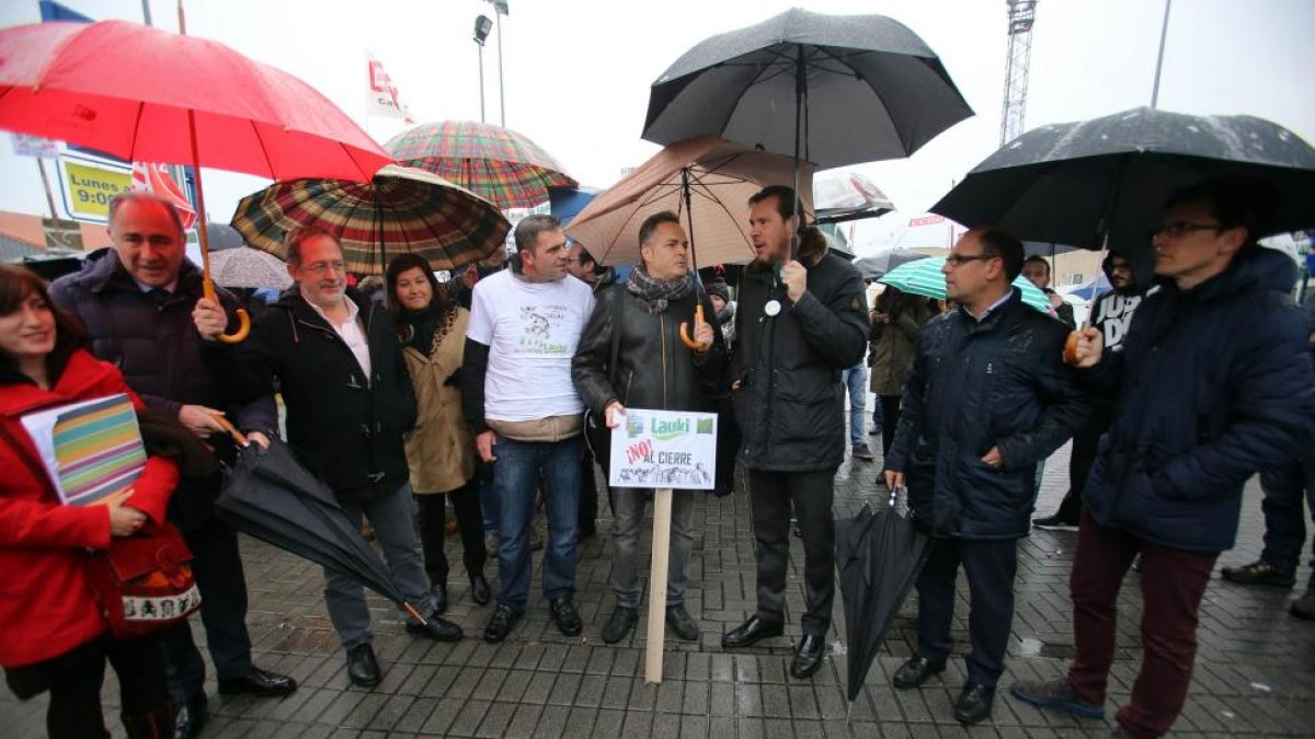 El alcalde de Valladolid, Óscar Puente, junto a representantes de otras formaciones se concentra junto a los trabajadores de Lauki frente a la planta contra el cierre.-ICAL