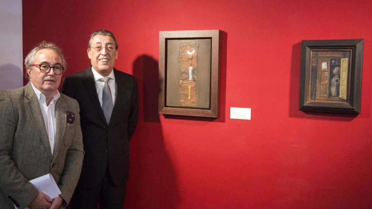 El delegado territorial de la Junta de Castilla y León en Salamanca, Bienvenido Mena (D), recibe dos cuadros del artista salmantino Zacarías González donados por la Asociación Amigos del Museo de Salamanca a los fondos del centro museísticos. En la imagen-ICAL