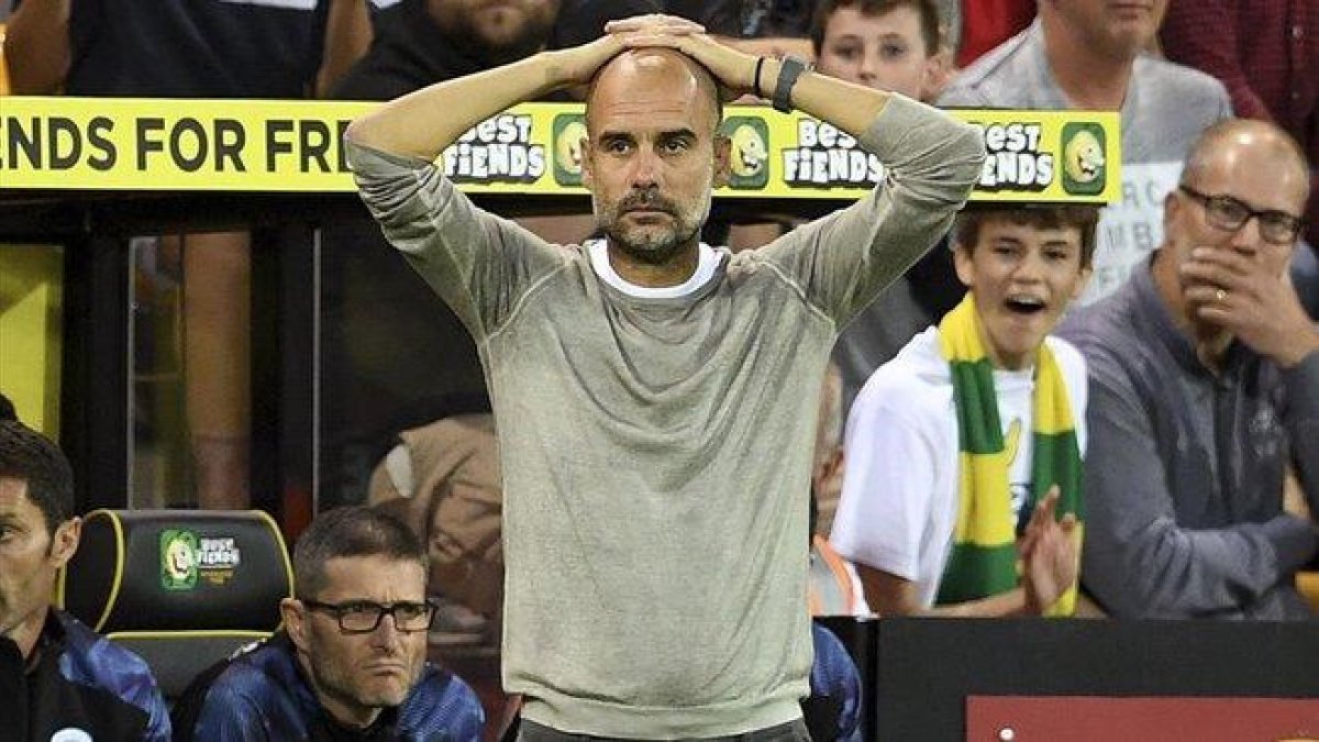 Pep Guardiola, técnico del Manchester City, se lamenta en un partido reciente contra el Norwich.-AP / JOE GIDDENS