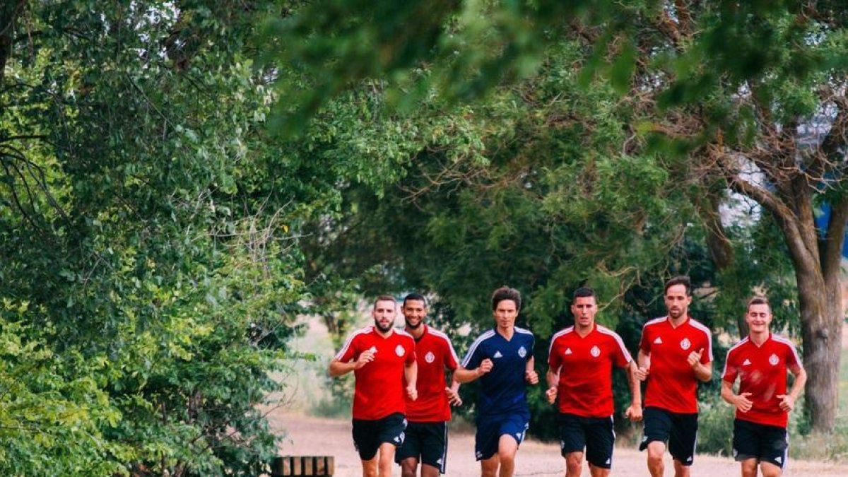 Los jugadores delRealValladolid corren durante el entrenamiento matinal de ayer en las Contiendas.-RVCF