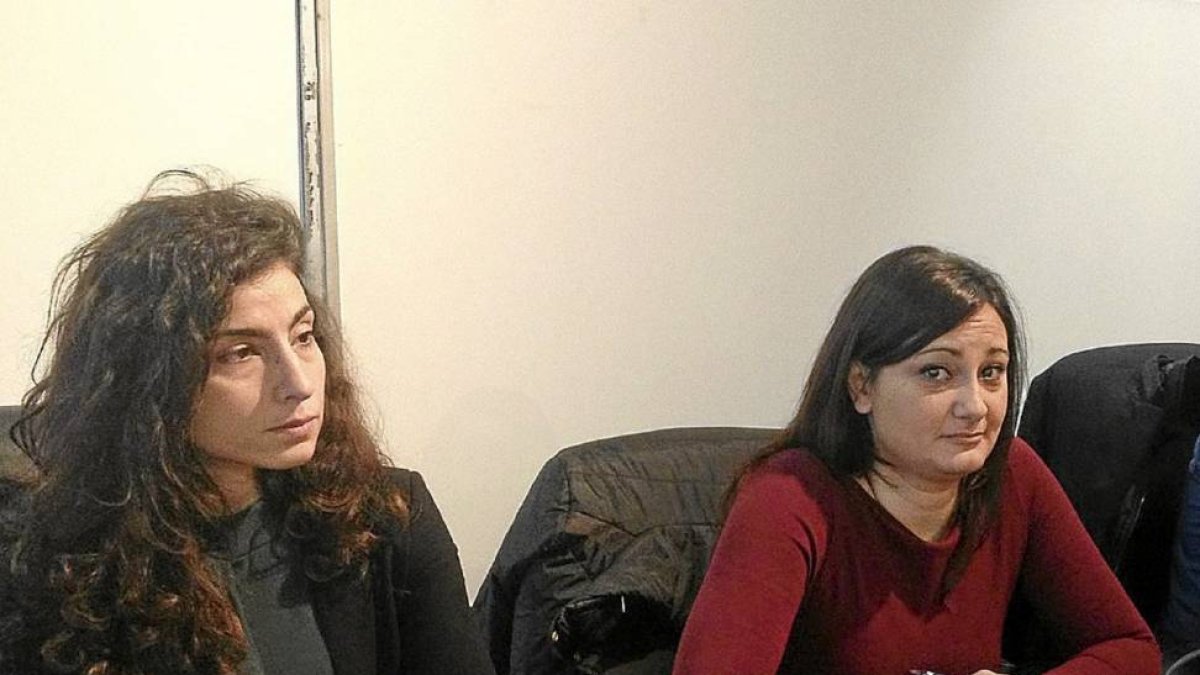 La nueva concejala de Arroyo, Lucía Barras (drcha)-El Mundo