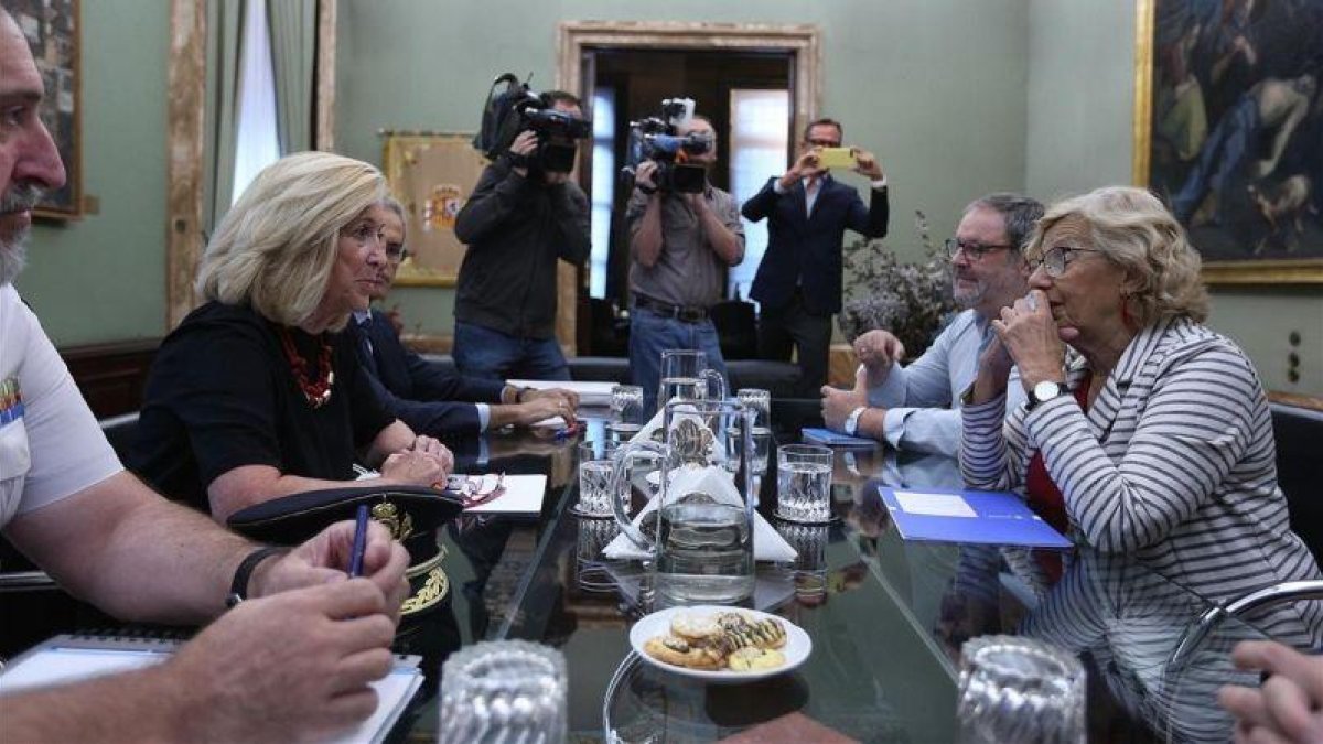 Reunión entre la delegada del Gobierno en Madrid, Concepción Dancausa, y la alcaldesa, Manuela Carmena, este martes para reforzar las medidas de seguridad.-DAVID CASTRO