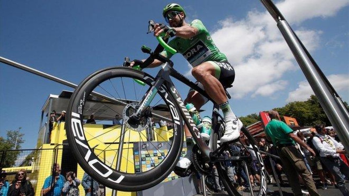 Peter Sagan exhibe los frenos de la bici, en la salida de la décima etapa, el lunes, en Saint Flour.-EFE / EPA / GUILLAUME HORCAJUELO