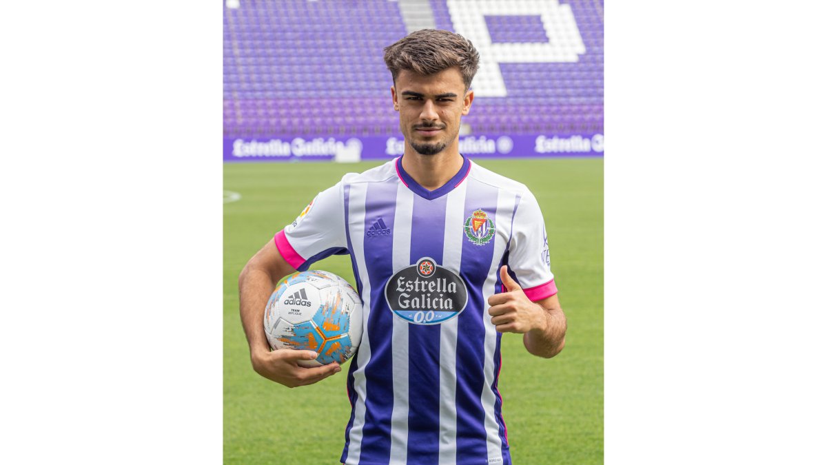 21/10/20. VALLADOLID. PHOTOGENIC/PABLO REQUEJO. Presentación de Jota, jugador del Real Valladolid.
