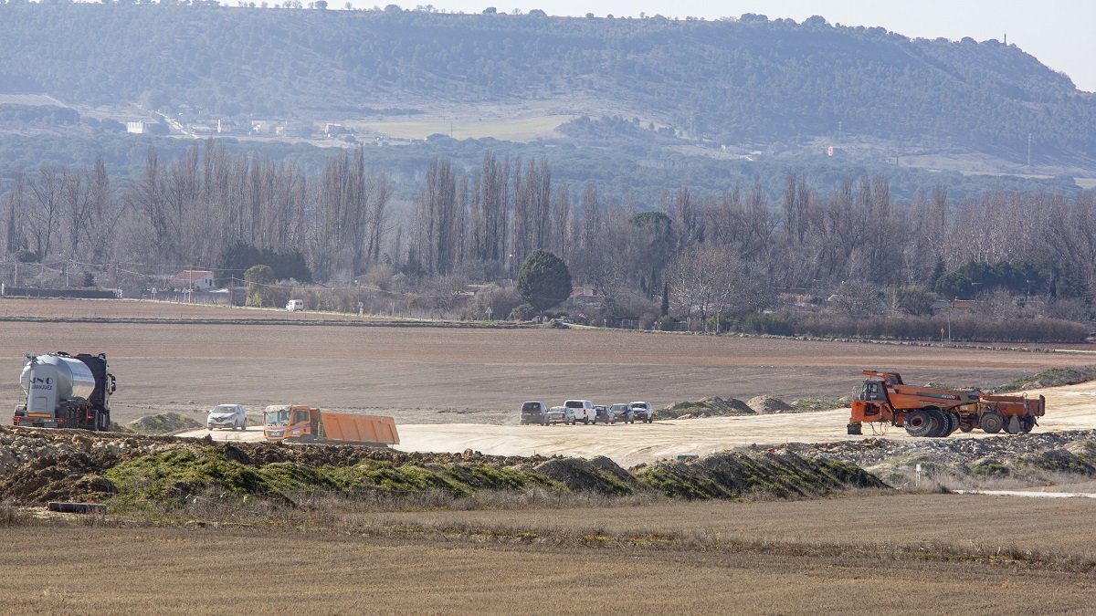 Escasas máquinas trabajando en uno de los tramos vallisoletanos de la A-11.- JOAQUÍN RIVAS / PHOTOGENIC
