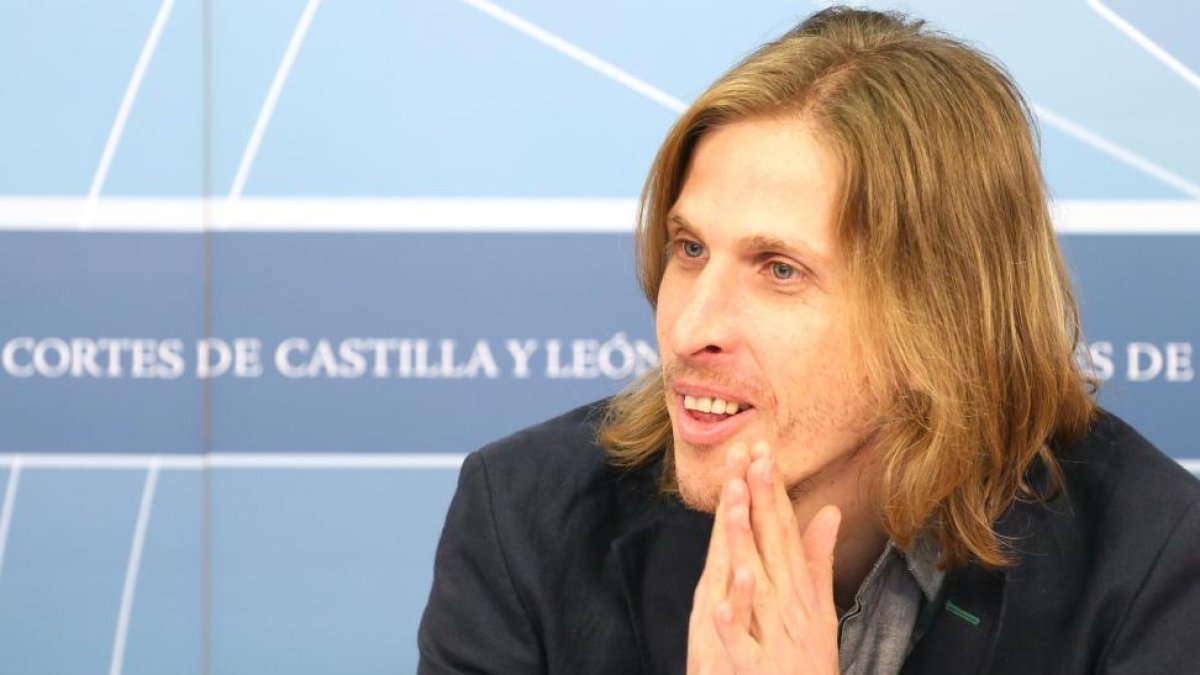 El portavoz de Podemos en las Cortes, Pablo Fernández, durante la rueda de prensa-Ical