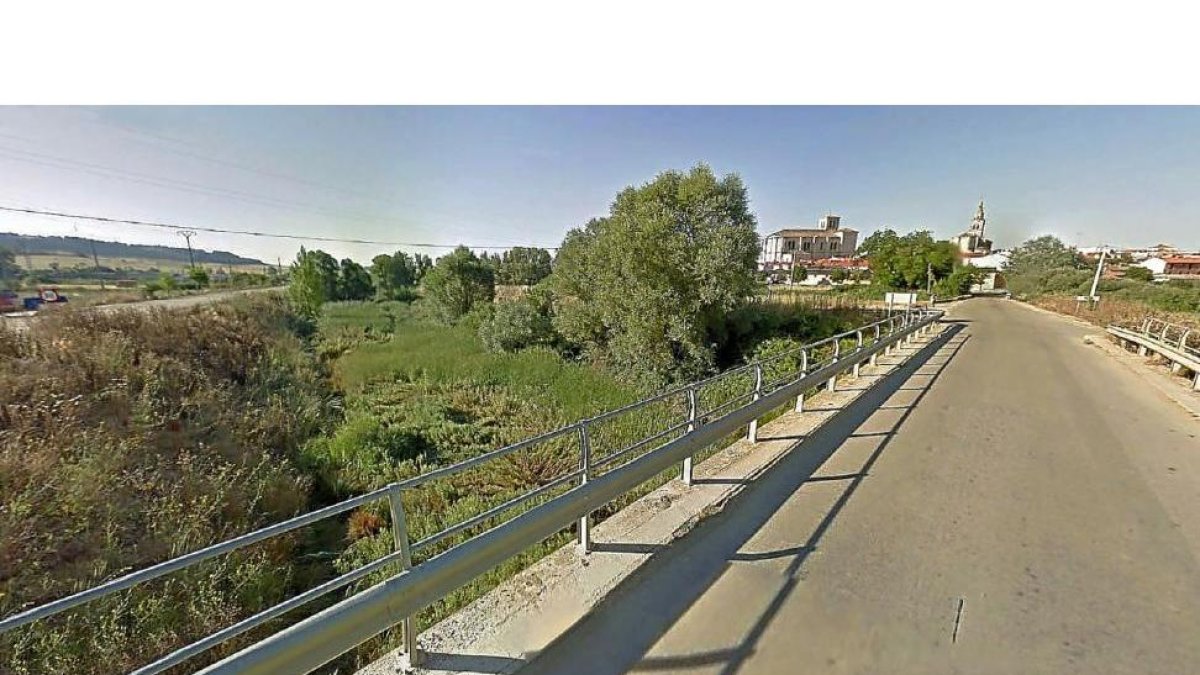 Puente de la carretera a Villarramiel VA-913, que constituye parte del actual camino al cementerio, y lateral que recorrerá en paralelo la doble pasarela.-GOOGLE S. W.