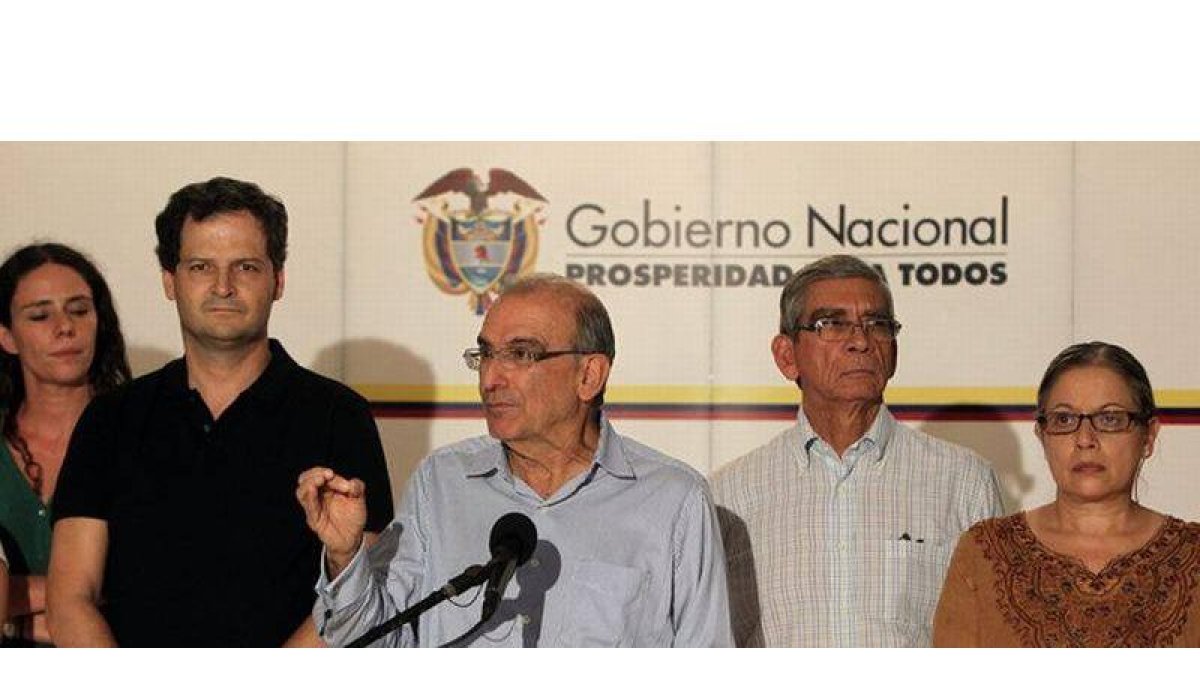 El exvicepresidente de Colombia, Humberto de La Calle, informa de los tres acuerdos de paz, este jueves, en La Habana.-Foto: EFE