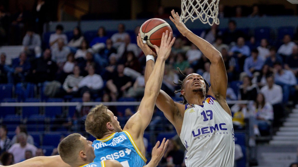 Galería de fotos del Estudiantes-UEMC Real Valladolid Baloncesto. / LOF