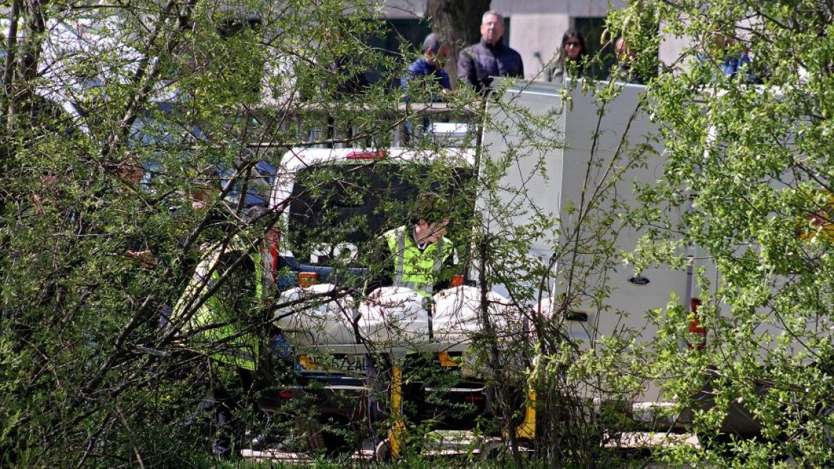 Efectivos del Grupo Especial de Actividades Subacuáticas de la Guardia Civil (GEAS) han localizado el cuerpo sin vida del joven al que se buscaba en aguas del río Bernesga.-ICAL