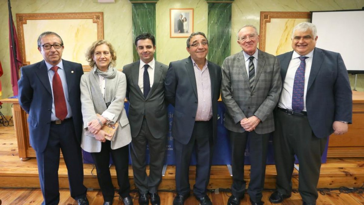 (I a D) El vicerrector del campus de la UVa en Segovia, Juan José Garcillán; Cristina borreguero; el director de la Fundación Villalar-Castilla y León, Juan Zapatero; el alcalde de Villalar de los Comuneros, Luis Alonso Laguna; Agustín Bermúdez, e István -ICAL