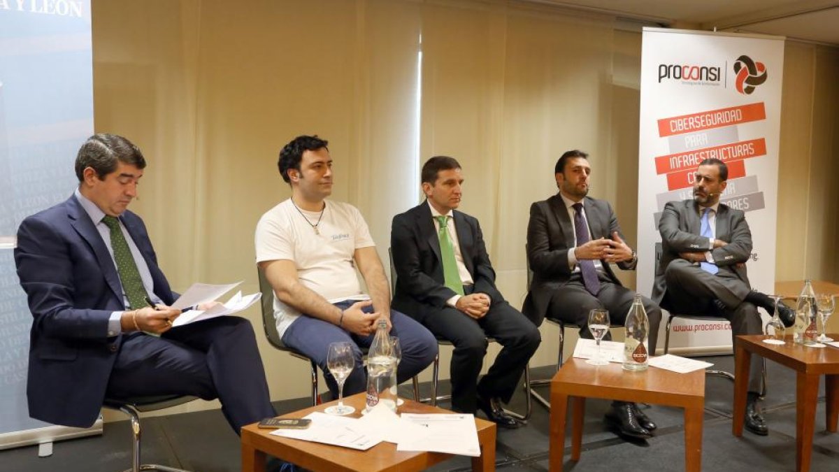 Pablo Lago, director de El Mundo - Diario de Valladolid, junto a los ponentes de la jornada 'Ciberseguridad: Retos y amenazas para el mundo empresarial'-ICAL