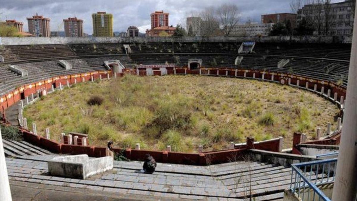El estado de abandono que sufre la plaza de toros de Oviedo es evidente.-EL PERIÓDICO