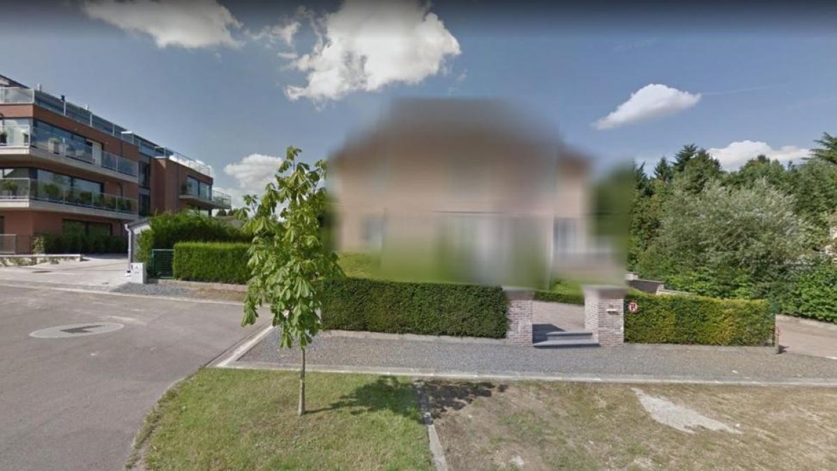 La mansión de Puigdemont en Waterloo, difuminada en Google Maps.-EL PERIÓDICO