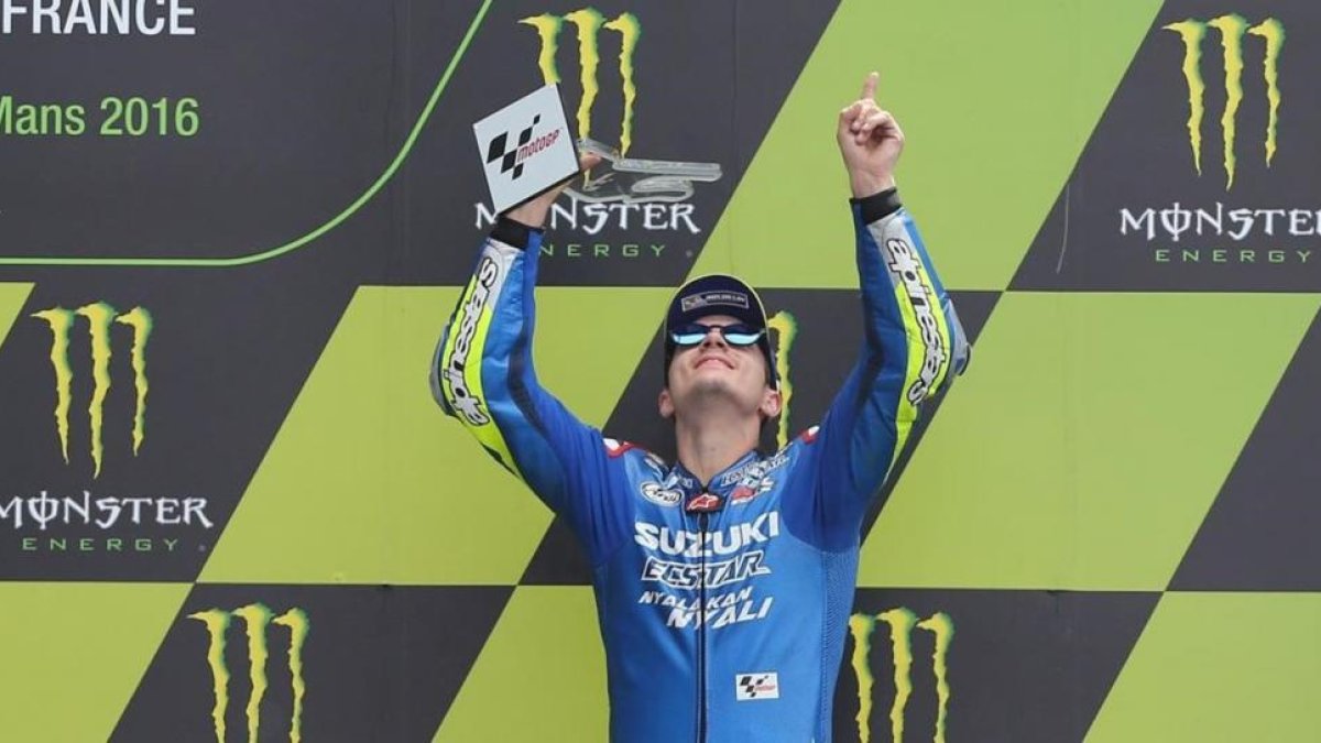 Maverick Viñales, en el podio de Le Mans.-AFP / CHARLY TRIBALLEAU
