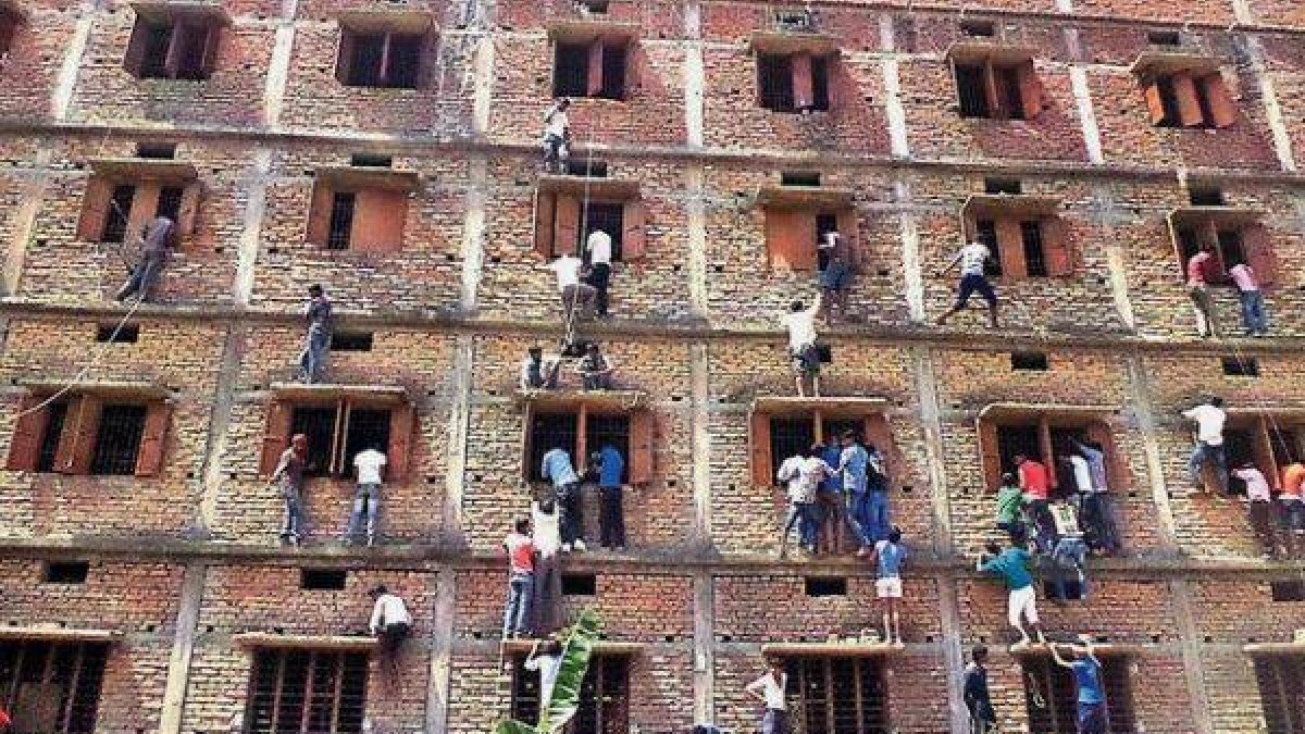 Miles de personas escalaron edificios para pasar las respuestas a alumnos que se examinaban.-Foto: AP
