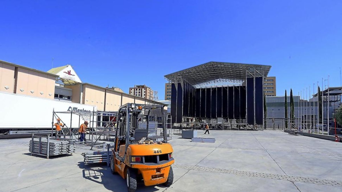 Montaje del escenario para el concierto del puertorriqueño-ICAL