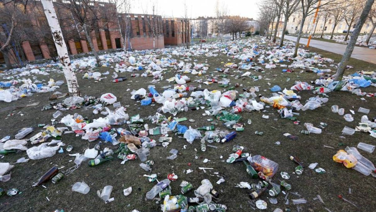 Restos del macrobotellón celebrado anoche en el Campus de Vegazana de León-Ical