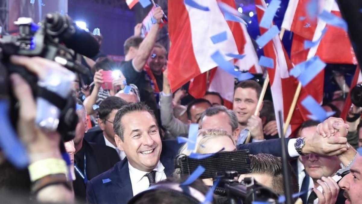 Heinz-Christian Strache celebra el éxito de la ultraderecha en la noche electoral, en Viena.-AFP / HANS PUNZ