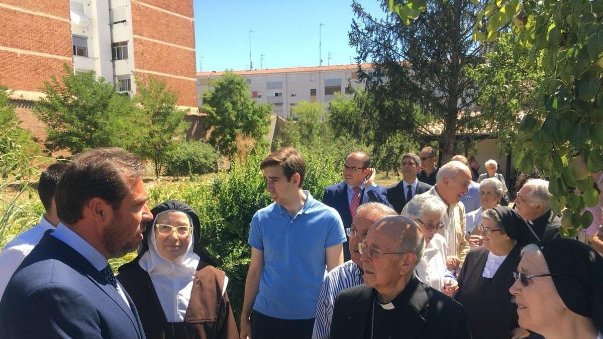 Óscar Puente y Ricardo Blázquez, junto a las carmelitas descalzas de Santa Teresa durante el paseo por los huertos. Al fondo, Víctor Alonso.-TWITTER