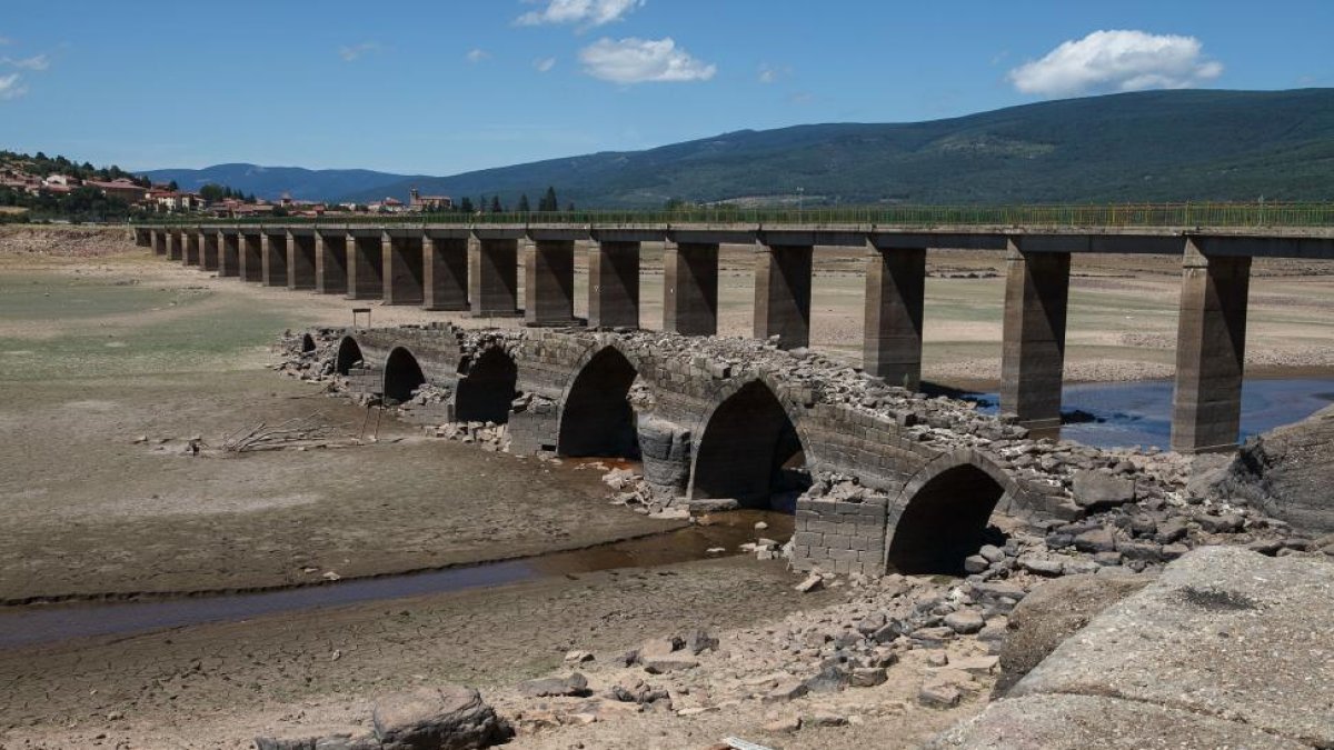 El puente romano de Vinuesa visible por el bajo nivel del Embalse de la Cuerda del Pozo en Soria.-ICAL