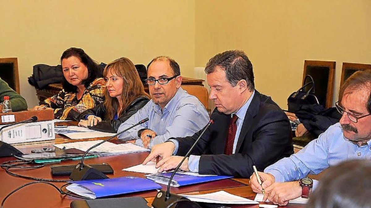 El concejal Luis Vélez, en el centro, durante el consejo de Administración de Auvasa.-E. M.